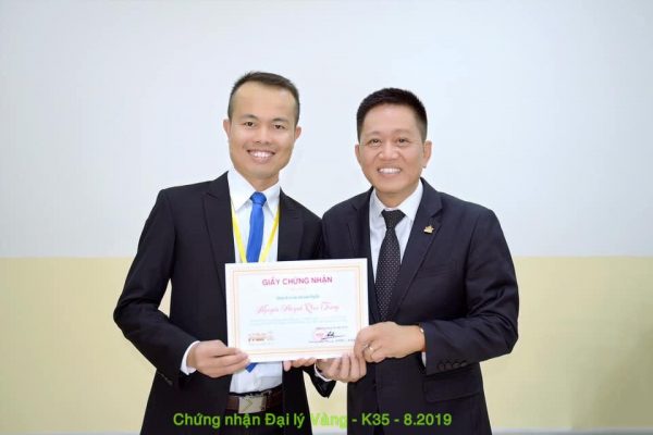 Được Thầy Hoàng Gia Phong trao chứng nhận Đại Lý Vàng | Khóa 35 - Tháng 8.2019